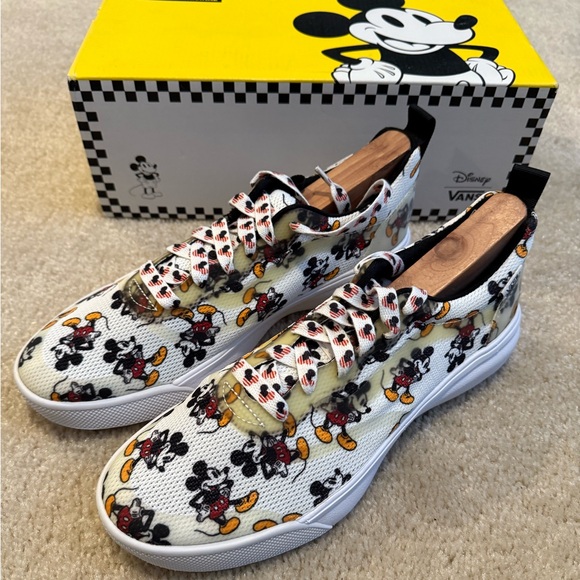 Men’s Mickey Mouse Custom Vans - Picture 1 of 6